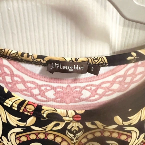 J. McLaughlin Catalina Cloth medallion Signature Tee red gold - Picture 2 of 6